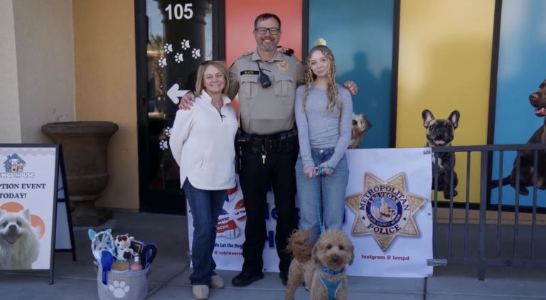 Achtergelaten hond vliegveld vindt rust bij zijn redder